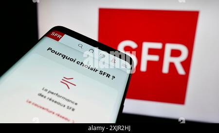 Stuttgart, 12 07 2023: Mobiltelefon mit Website der französischen Gesellschaft Societe Francaise du Radiophone (SFR) vor dem Logo. Stockfoto