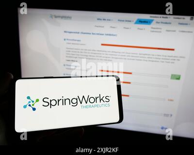 Stuttgart, Deutschland, 12.07.2023: Person mit Smartphone mit Logo des US-amerikanischen Biotechnologie-Unternehmens SpringWorks Therapeutics Inc. Vor der Website. Stockfoto
