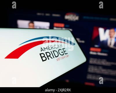 Stuttgart, 14.12.2023: Smartphone mit Logo der liberalen Super PAC American Bridge 21st Century vor der Website. Fokus auf Mitte links von Stockfoto