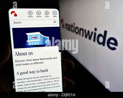 Stuttgart, 14.12.2023: Person, die ein Smartphone mit Website des britischen Finanzinstituts Nationwide Building Society mit Logo hält. Fokus Stockfoto