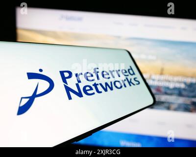 Stuttgart, 18.12.2023: Smartphone mit Logo des Künstlichen Intelligenz-Unternehmens Preferred Networks Inc. Vor der Website. Konzentrieren Sie sich auf Stockfoto