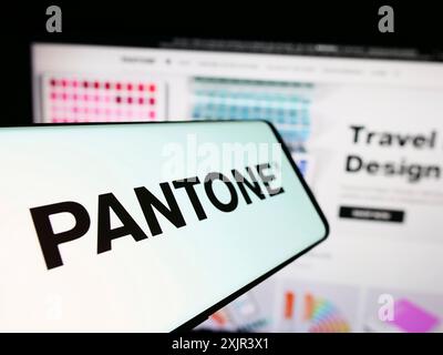 Stuttgart, 28.12.2023: Smartphone mit Logo des amerikanischen Farblösungsunternehmens Pantone LLC vor der Business-Website. Konzentrieren Sie sich auf Stockfoto