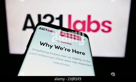 Stuttgart, 28.12.2023: Mobiltelefon mit Website des israelischen Künstlichen Intelligenz-Unternehmens AI21 Labs Ltd. Vor dem Logo. Konzentrieren Sie sich auf Stockfoto