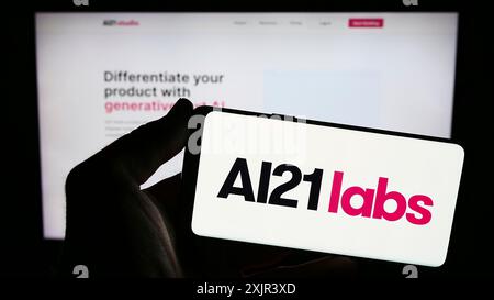 Stuttgart, 28.12.2023: Person, die ein Smartphone mit dem Logo des israelischen Unternehmens AI21 Labs Ltd. Vor der Website hält. Stockfoto