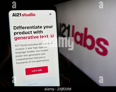 Stuttgart, 28.12.2023: Person, die ein Handy hält, mit Webseite des israelischen Unternehmens AI21 Labs Ltd. Mit Logo. Konzentrieren Sie sich auf Stockfoto