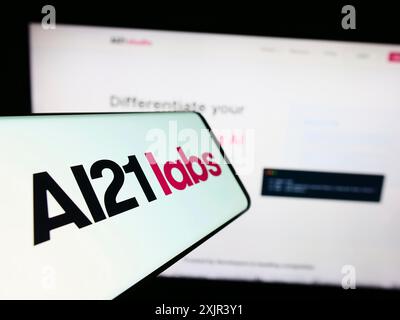 Stuttgart, 28.12.2023: Handy mit Logo des israelischen Künstlichen Intelligenz-Unternehmens AI21 Labs Ltd. Vor der Business-Website. Konzentrieren Sie sich auf Stockfoto