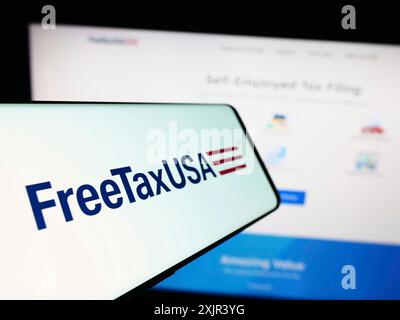 Stuttgart, 28.12.2023: Mobiltelefon mit Logo des amerikanischen Online-Steuersoftware-Unternehmens FreeTaxUSA vor der Business-Website. Konzentrieren Sie sich auf Stockfoto