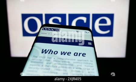 Stuttgart, 28.12.2023: Mobiltelefon mit Website der Organisation für Sicherheit und Zusammenarbeit in Europa (OSZE) vor Logo. Konzentrieren Sie sich auf Stockfoto