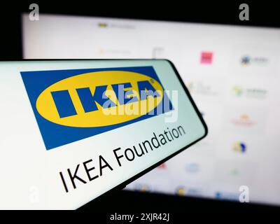 Stuttgart, 29.12.2023: Handy mit Logo der Organisation IKEA Foundation vor der Website. Fokussieren Sie sich auf die linke Mitte des Telefondisplays Stockfoto