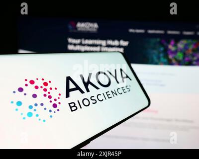 Stuttgart, Deutschland, 12.31.2023: Smartphone mit Logo des amerikanischen Biotechnologie-Unternehmens Akoya Biosciences Inc. Vor der Website. Konzentrieren Sie sich auf Stockfoto