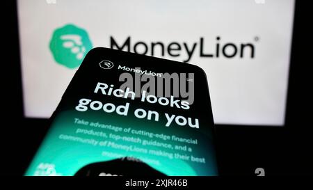 Stuttgart, Deutschland, 02.03.2024: Smartphone mit Website des US-amerikanischen Finanztechnologieunternehmens MoneyLion Inc. Vor dem Geschäftslogo. Konzentrieren Sie sich auf Stockfoto