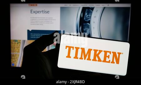 Stuttgart, Deutschland, 02-08-2024: Person, die ein Smartphone mit dem Logo des US-amerikanischen Lagerherstellers The Timken Company vor der Website hält. Fokus Stockfoto