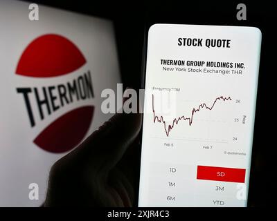 Stuttgart, Deutschland, 02-08-2024: Person, die ein Mobiltelefon hält, mit Webseite des US-amerikanischen Heizungsunternehmens Thermon Group Holdings Inc. Mit Logo. Konzentrieren Sie sich auf Stockfoto