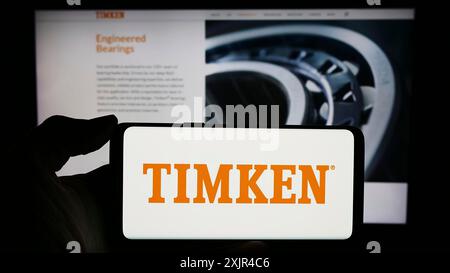 Stuttgart, Deutschland, 02-08-2024: Person mit Mobiltelefon mit Logo des US-amerikanischen Lagerherstellers The Timken Company vor Geschäftsschluss Stockfoto