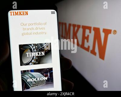 Stuttgart, Deutschland, 02.08.2024: Person, die ein Smartphone hält, mit Webseite des US-amerikanischen Lagerherstellers The Timken Company vor dem Logo. Stockfoto