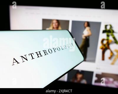 Stuttgart, Deutschland, 02.08.2024: Smartphone mit Logo des amerikanischen Bekleidungseinzelhandelsunternehmens Anthropologie Inc. Vor der Business-Website. Konzentrieren Sie sich auf Stockfoto