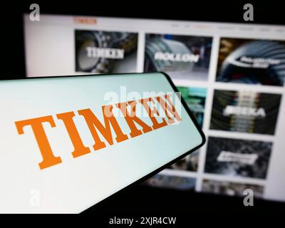 Stuttgart, Deutschland, 02.08.2024: Smartphone mit Logo des amerikanischen Lagerherstellers The Timken Company vor der Website. Konzentrieren Sie sich auf Stockfoto