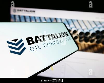 Stuttgart, Deutschland, 02.08.2024: Smartphone mit Logo des amerikanischen Energieunternehmens Battalion Oil Corporation vor der Business-Website. Konzentrieren Sie sich auf Stockfoto