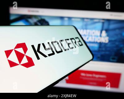 Stuttgart, Deutschland, 02.08.2024: Smartphone mit Logo des japanischen Elektronikunternehmens Kyocera Corporation vor der Business-Website. Konzentrieren Sie sich auf Stockfoto