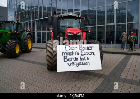 Bauernprotest, verurteilen Regierungsplan zur Abschaffung von Steuerbefreiungen für landwirtschaftliche Dieselkraftstoffe und Fahrzeuge, Demonstration mit Traktoren in der Stadt Stockfoto