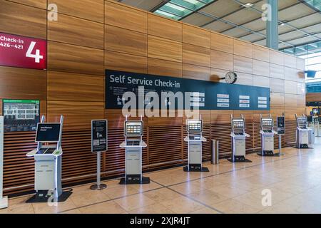 Automatisierte Check-in-Schalter am Flughafen Berlin Brandenburg Willy Brandt Stockfoto