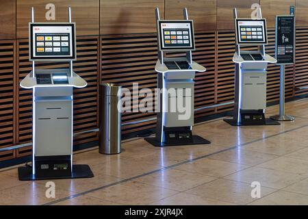 Automatisierte Check-in-Schalter am Flughafen Berlin Brandenburg Willy Brandt Stockfoto