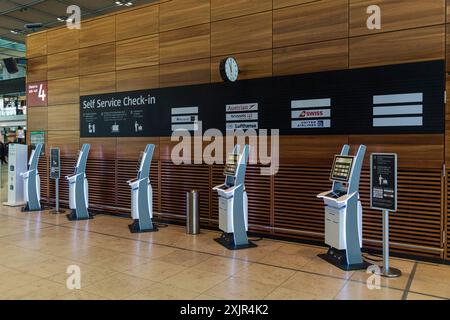 Automatisierte Check-in-Schalter am Flughafen Berlin Brandenburg Willy Brandt Stockfoto