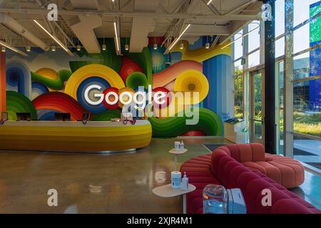 Buntes Google-Logo in den Büros von Google Headquarters in den USA Stockfoto