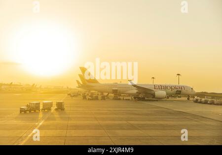 Sonnenuntergang hinter Ethiopian Airlines Flugzeugen am Addis Abeba Bole International Airport ADD Stockfoto