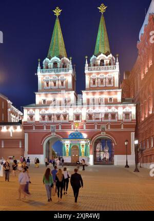 Moskau, Russland, 01. Juli. 2022. Der Bogen überragt das Auferstehungstor am Eingang zum Roten Platz Stockfoto