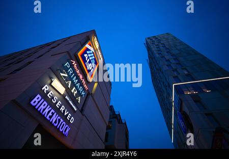 Werbung für Einkaufsketten in Milaneo, Birkenstock, Aldi Sued, Mediamarkt, Primark, reserviert, Zara, Tegut..., Logo, Blue Hour, Stuttgart Stockfoto