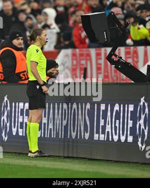 Schiedsrichter Stephanie Frappart vor dem Monitor, Logo, VAR, Videoassistent Schiedsrichter, Videobeweis, Video-Schiedsrichter Video-Assistent Schiedsrichter, Champions Stockfoto