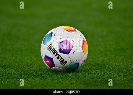 Adidas Derbystar Match Ball liegt auf Gras, Logo, Allianz Arena, München, Bayern, Deutschland Stockfoto