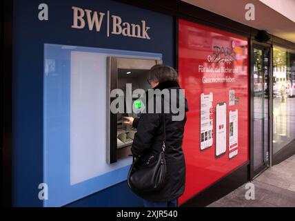 Ältere Frau, bester Alter, Typen in PIN, Geldautomat der BW-Bank Baden-Württemberg Bank, Logo, Stuttgart, Baden-Württemberg, Deutschland Stockfoto