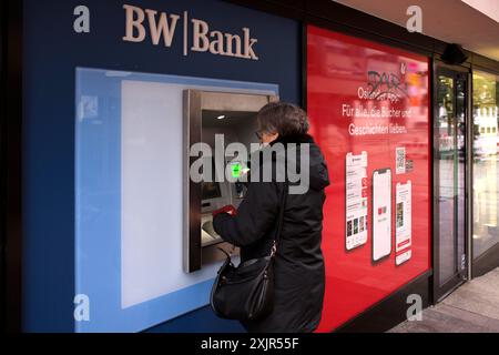 Ältere Frau, bester Alter, fügt EC-Karte ein, Kreditkarte, PIN, Geldbörse, Geldautomat der BW-Bank Baden-Württemberg Bank, Logo, Stuttgart, Baden-Württemberg Stockfoto