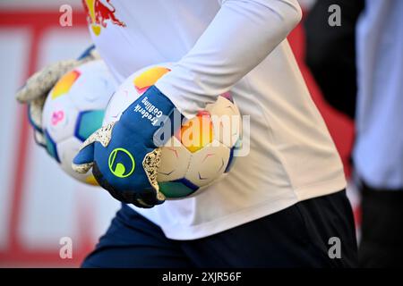 Nahaufnahme, Torwarttrainer Frederik Goessling RasenBallsport Leipzig RBL, Torwarthandschuhe mit Logo, Adidas Derbystar Match Ball, MHPArena, MHP Stockfoto