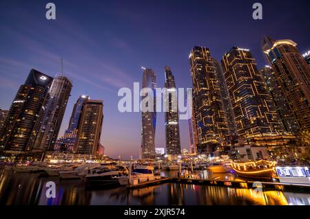 Nachtaufnahme, Marina, Skyline, Cayan Tower, DAMAC Heights, Logo, Dubai Marina, Dubai, Vereinigte Arabische Emirate, VAR Stockfoto