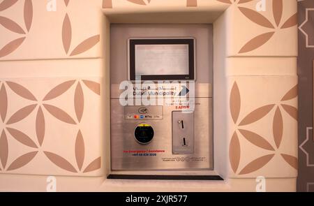 Automatische öffentliche Toilette, Terminal für Kreditkartenzahlung, VISA, Mastercard, Apple Pay, American Express, Logo, Grand Souq-Bur, Market, Dubai, United Stockfoto