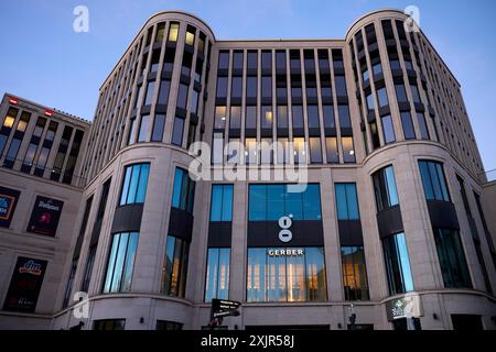 Außenaufnahme des Einkaufszentrums das Gerber, Logo, Rothaus, dm, Aldi Sued, Blue Hour, Stuttgart, Baden-Württemberg, Deutschland Stockfoto