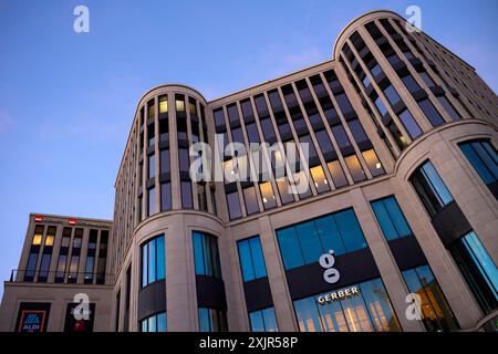 Außenaufnahme des Einkaufszentrums das Gerber, Logo, Rothaus, Aldi Sued, Blue Hour, Stuttgart, Baden-Württemberg, Deutschland Stockfoto