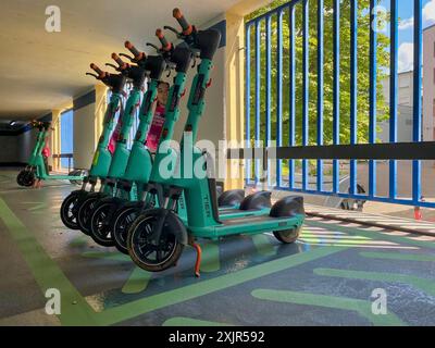 E-Scooter in TIER Fahrradverleih, ausgewiesene Sammelstelle, Parkhaus, Bad Cannstatt, Stuttgart, Baden-Württemberg, Deutschland Stockfoto