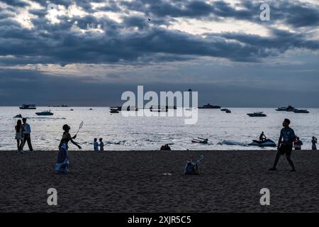 Paar am Strand Badminton spielen Stockfoto