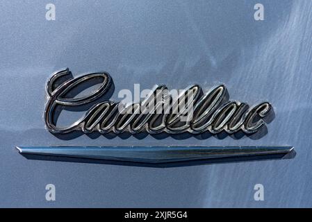 Schriftzug des Markennamens Cadillac auf dem Oldtimer-Coupe DeVille hinten, USA, amerikanisches Luxusauto Coupe de Ville, Auto zur Darstellung, Jahr von Stockfoto