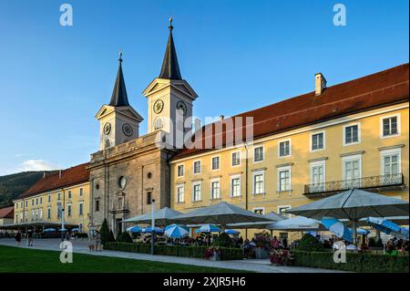 Ehemalige Benediktinerabtei Tegernsee mit St. Quirin Basilika, heute Schloss mit Brauerei, gasthaus und Biergarten, Stadt Tegernsee, Mangfall Stockfoto