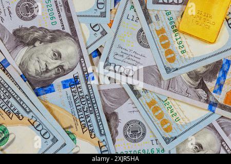 US-Dollar-Banknoten mit Goldbarren sind Investieren Sie Geld sparen während der Inflation, Abwertung Stockfoto