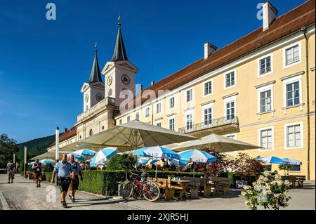 Ehemalige Benediktinerabtei Tegernsee mit St. Quirin Basilika, heute Schloss mit Brauerei, gasthaus und Biergarten, Stadt Tegernsee, Mangfall Stockfoto