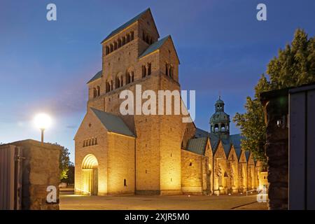 Beleuchteter Dom, Blaue Stunde, Hildesheim, Niedersachsen, Deutschland Stockfoto