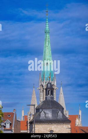 Historische Befestigungsanlagen, mit innerem Frauentor und Marienkirche Stockfoto