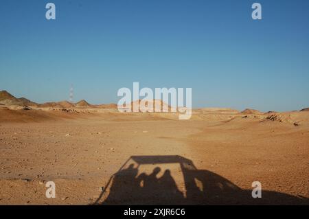 Silhouette eines Abenteuers im Geländewagen am Morgen auf der Insel Sir Bani Yas, einer alten Salzkuppel und einem Touristenziel in Abu Dhabi, Vereinigte Arabische Emirate. Stockfoto