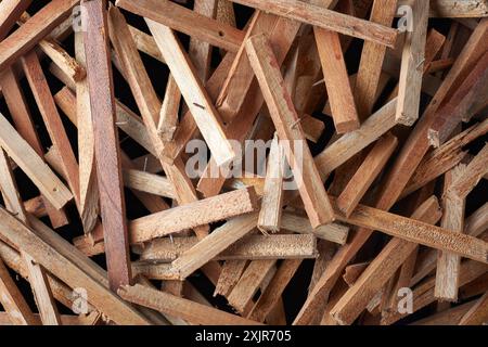 Haufen von Schabholzstücken mit abstehenden Nägeln, Reste von Bau- oder Abbruchprojekten, Verletzungsrisiko und Sicherheitskonzept Stockfoto